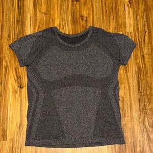 Athleta women’s large Gray shirt top momentum seamless gray crew neck workout